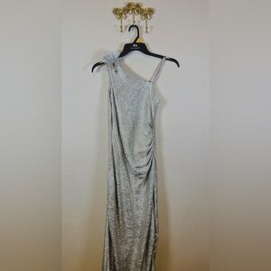 Hailey Adrianna Papell Silver Crinkled One-Shoulder Metallic Gown. Size 4